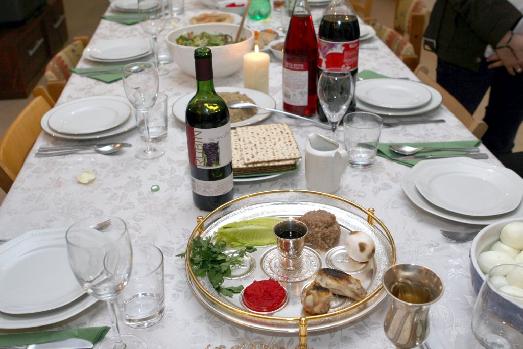 La mesa de Pesaj en un hogar en Jerusalem La mesa de Pesaj