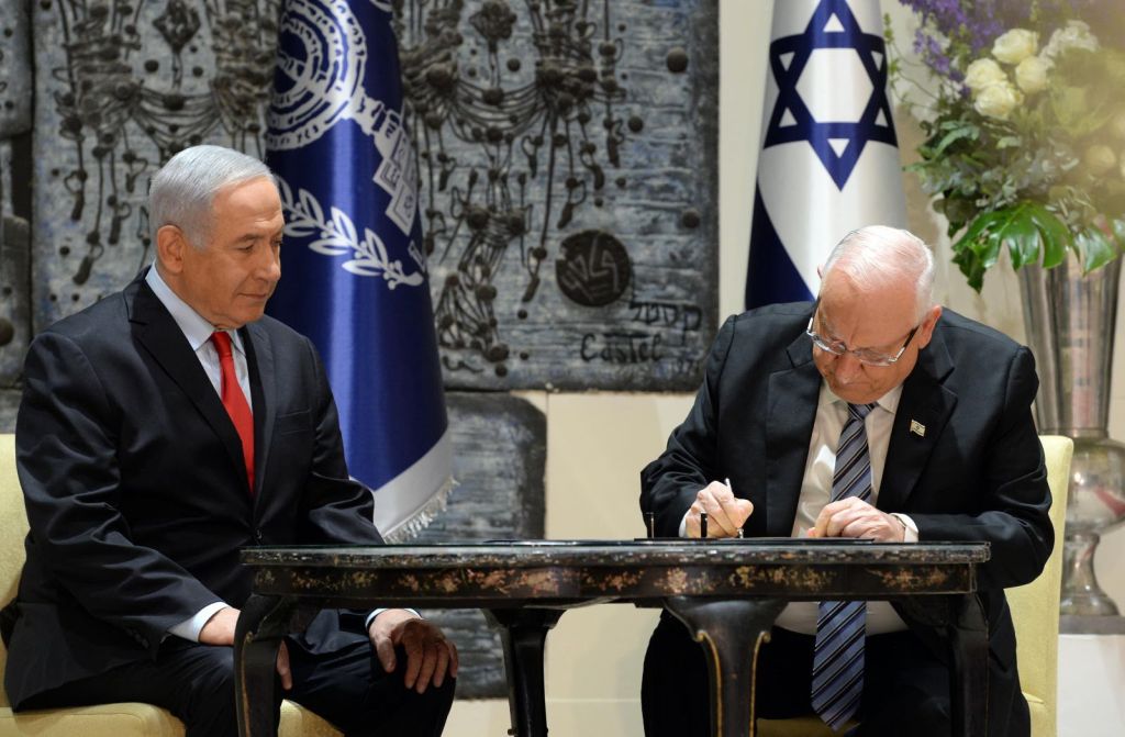El presidente de Israel Reuven Rivlin firma la petición a Netanyahu de formar coalición de gobierno