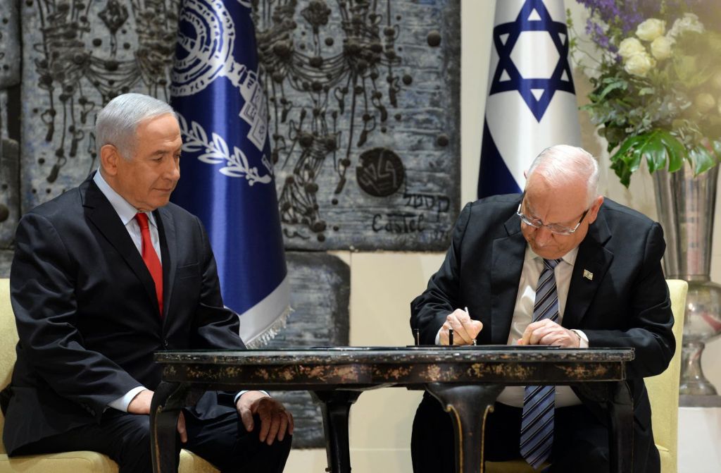 El presidente de Israel Reuven Rivlin firma la petición a Netanyahu de formar coalición de gobierno El presidente de Israel Reuven Rivlin firma la petición a Netanyahu de formar coalición de gobierno