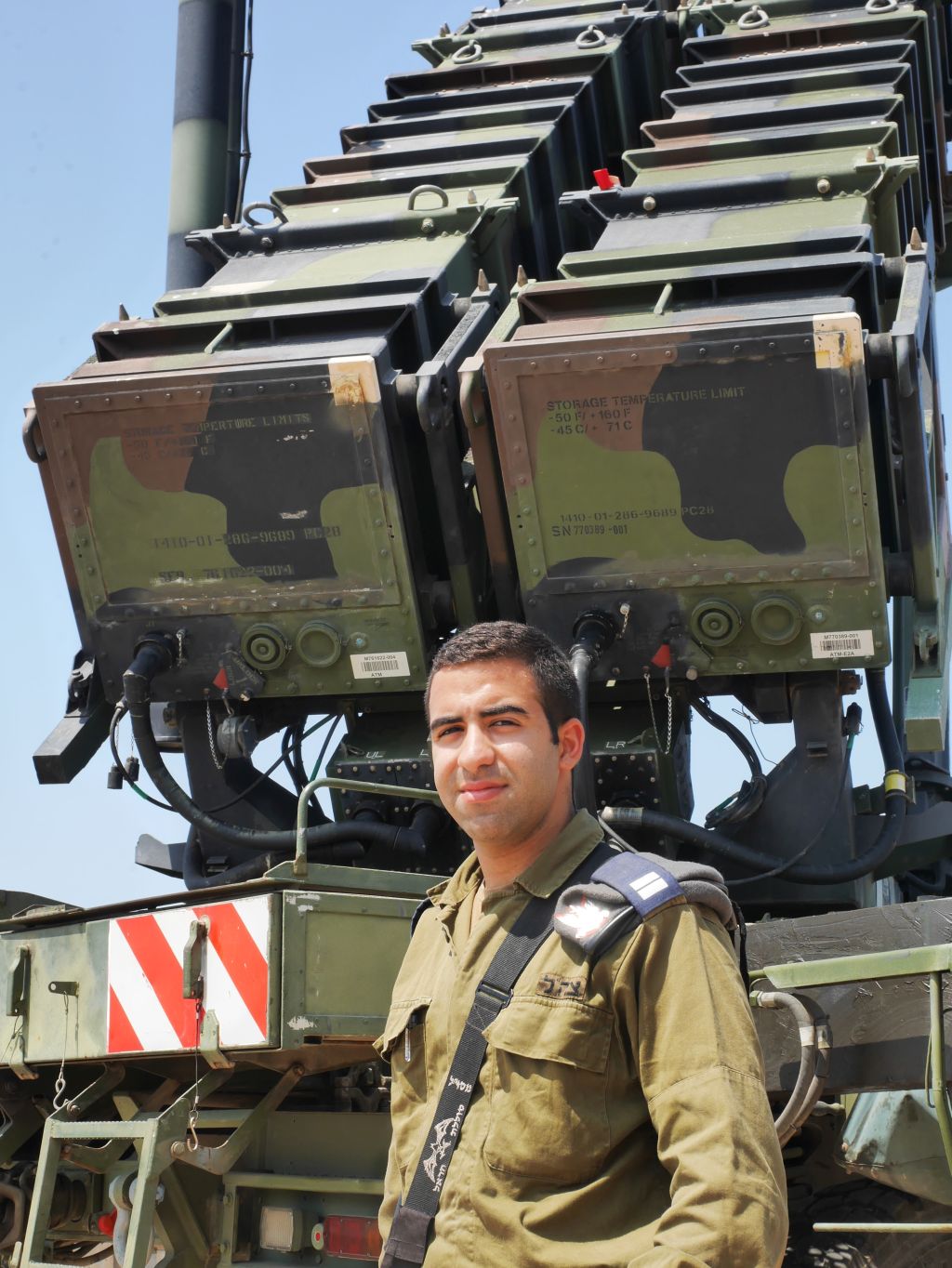 Teniente Fadi Tawil, uno de los oficiales en la batería protectora Yahalom en Haifa, junto a ella