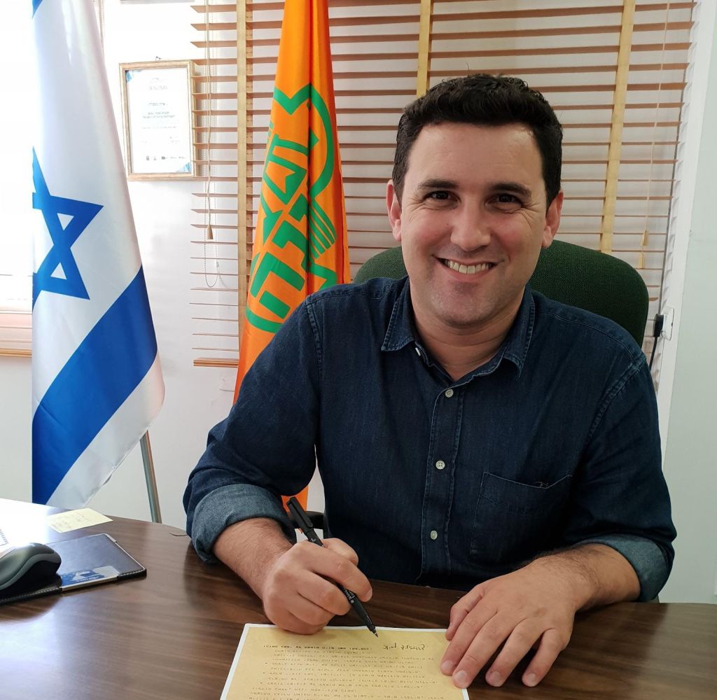 Eitan Ginzburg en su despacho en la intendencia de Raanana Eitan Ginzburg en su despacho en la intendencia de Raanana