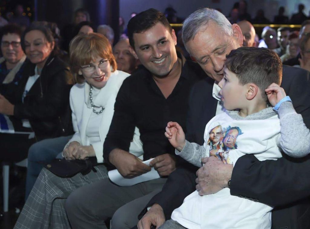 El jefe del partido Kajol Lavan en Israel Beni Gantz, con un niño en su regazo, junto a Eitan Ginzburg y otros miembros del movimiento