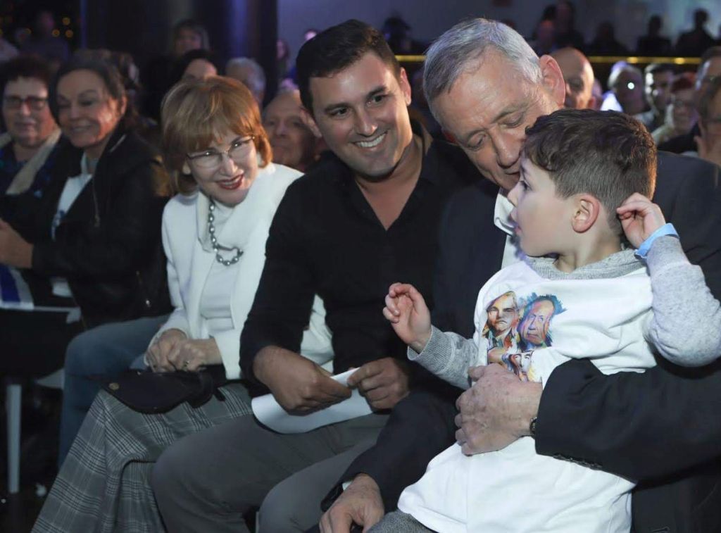 Beni Gantz, Eitan Ginzburg en un acto de Kajol Lavan El jefe del partido Kajol Lavan en Israel Beni Gantz, con un niño en su regazo, junto a Eitan Ginzburg y otros miembros del movimiento