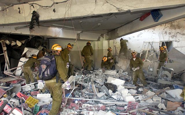 Equipos de rescate del ejército israelí entre los escombros del hotel Hilton Taba en Egipto, octubre 2004