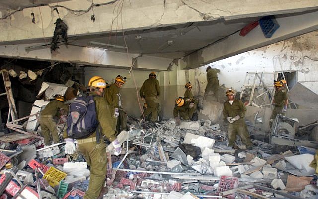 Equipos de rescate del ejército israelí entre los escombros del hotel Hilton Taba en Egipto, octubre 2004 Equipos de rescate del ejército israelí entre los escombros del hotel Hilton Taba en Egipto, octubre 2004