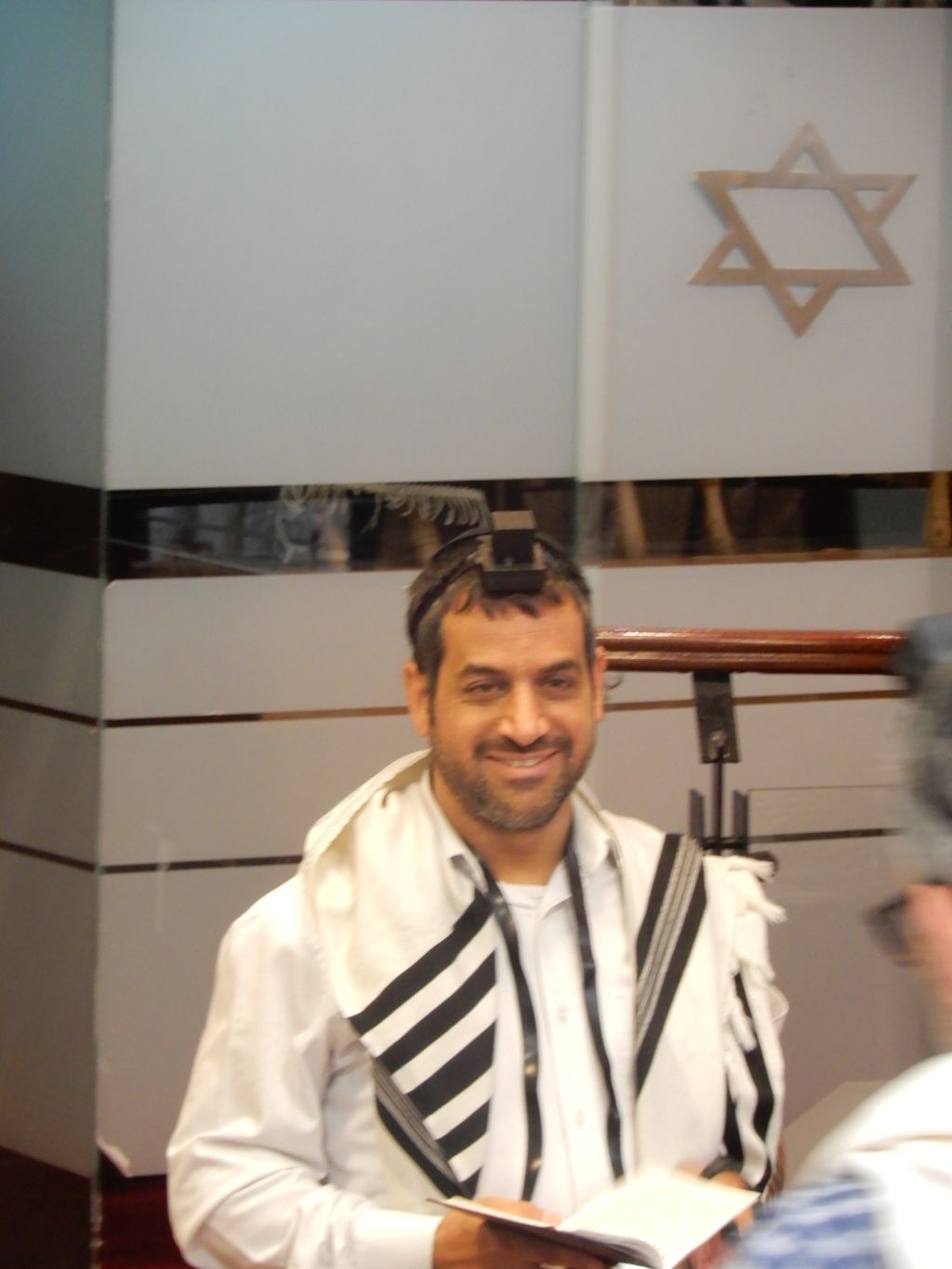 Rav Oved Avrej de Yavne en la sinagoga de la escuela