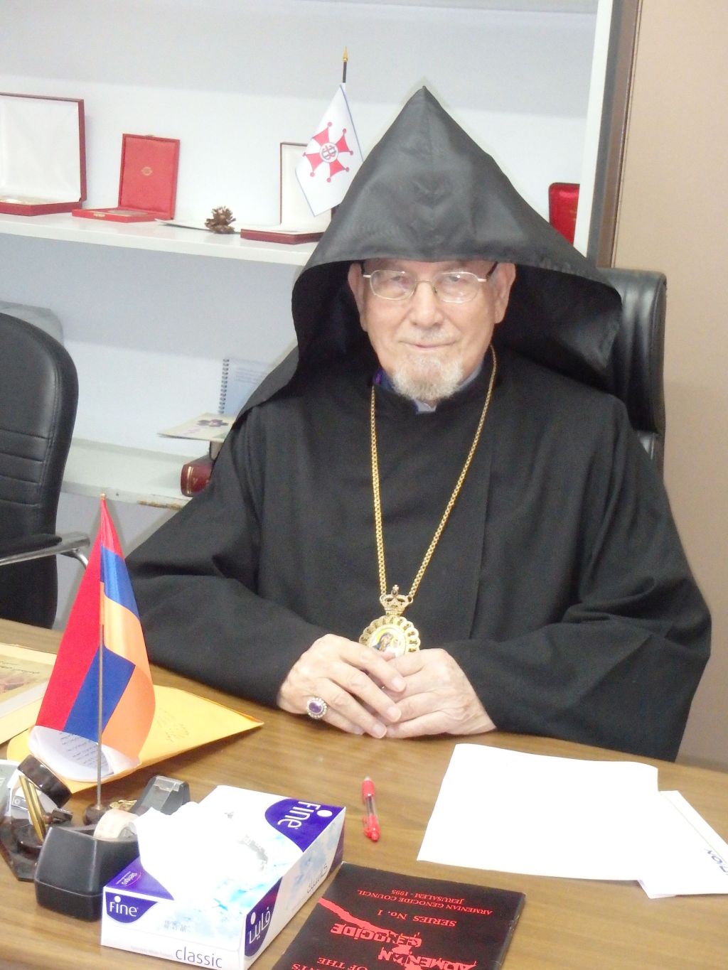 El Arzobispo armenio Aris Shirvanian en su despacho en el Patriarcado en Jerusalem El Arzobispo armenio Aris Shirvanian en su despacho en el Patriarcado en Jerusalem