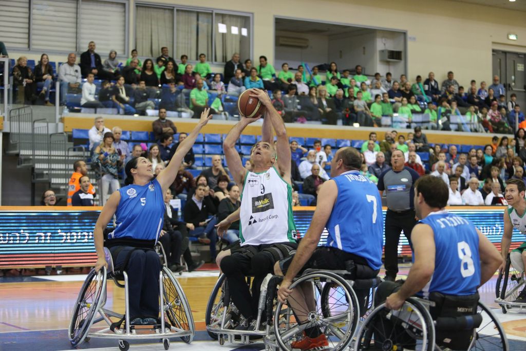Moran Samuel en basquetbol en silla de ruedas (Foto Nimrod Glickman), en un partido.