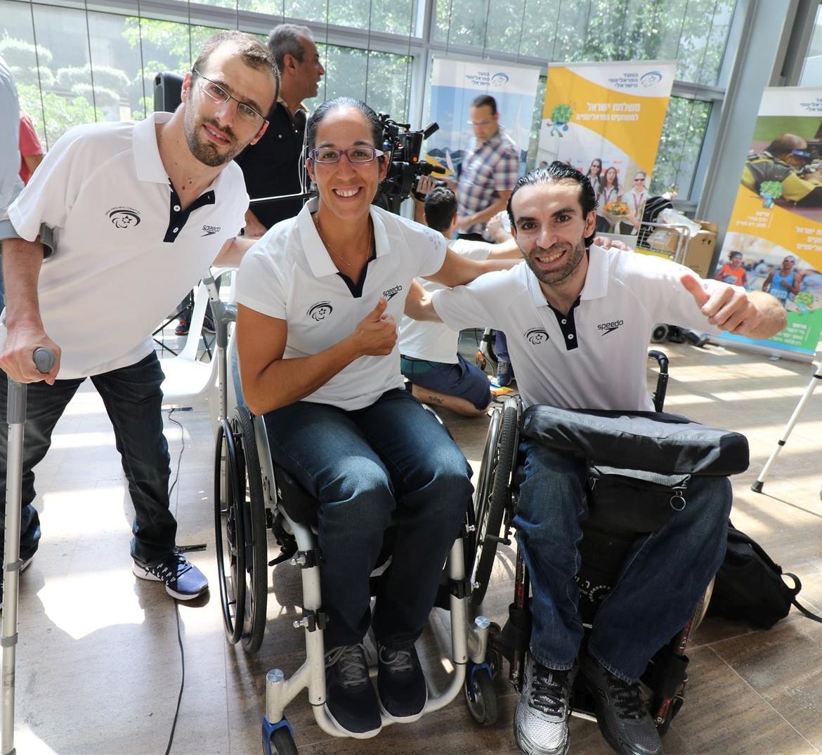 Moran Samuel y otros  compañeros de la delegación israelí a los Juegos Paralímpicos en Río, antes de partir hacia Brasil