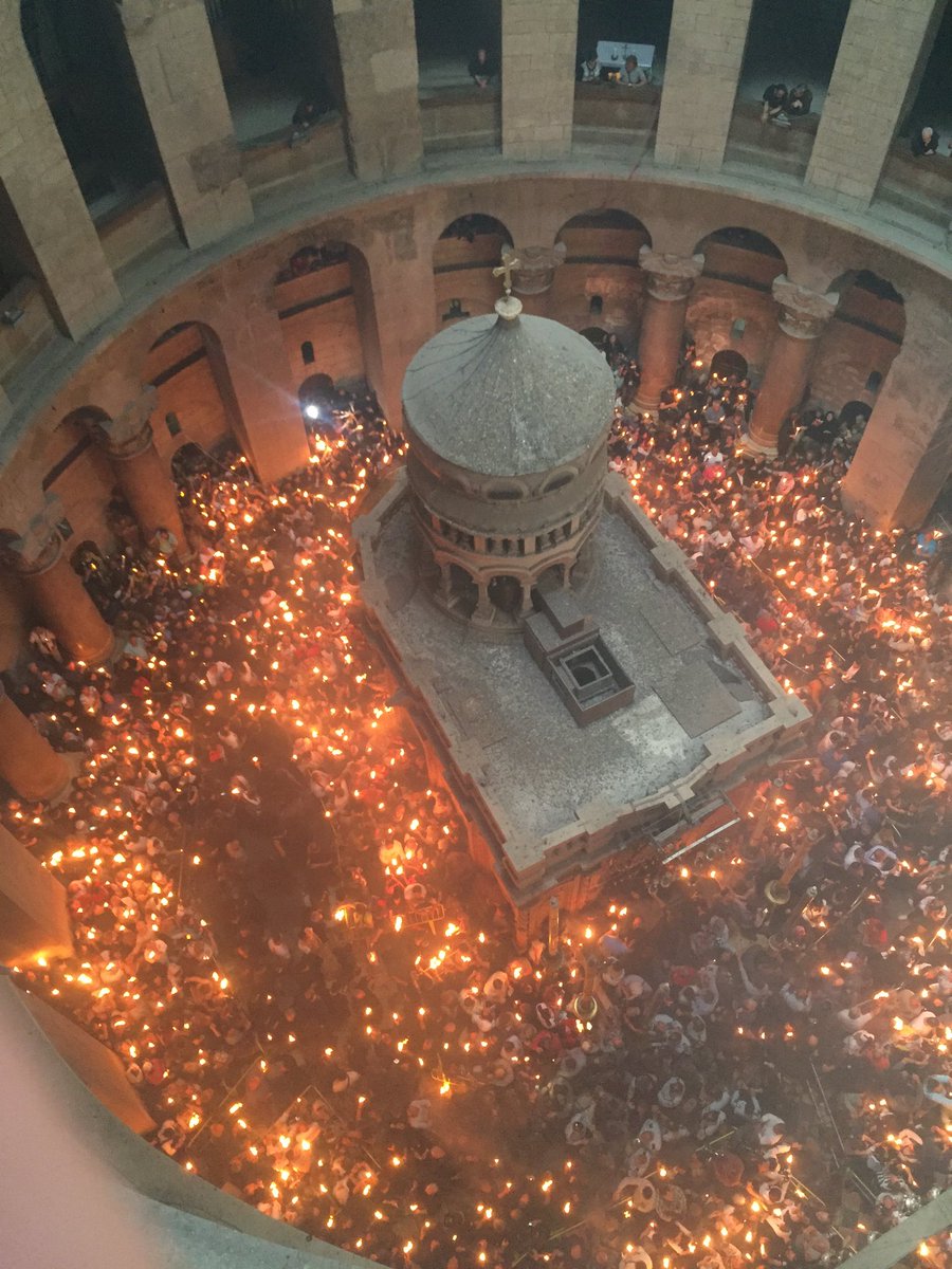 Miles de velas encendidas alrededor del lugar considerado por los cristianos la Tumba de Jesús