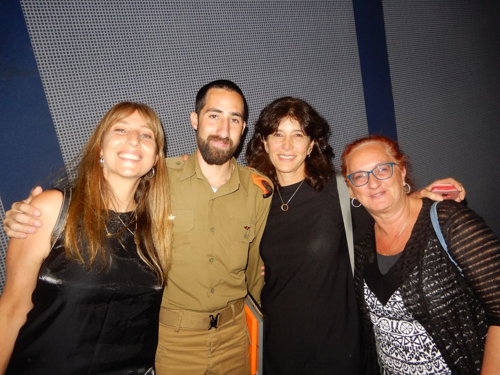 Sandra y su hijo Fabián junto a Ronit Hadas y Milka Cohen