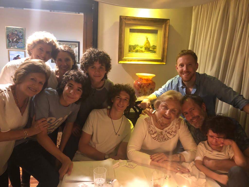 Con su abuela, su madre, sus hermanos, compañera y el hijo Con su abuela, su madre, sus hermanos, compañera y el hijo