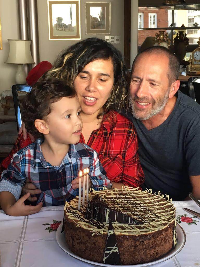 Alain, su compañera Cecilia y el hijo de ambos, en una foto de hace 2 años