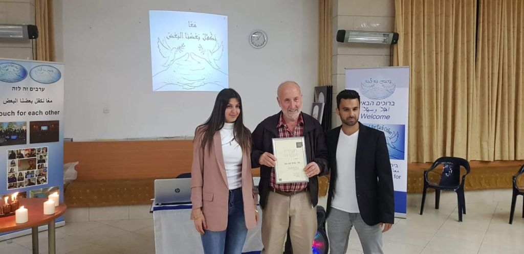 Baruj Keren Tzvi, hijo de un sobreviviente del Holocausto, con Yoseph Haddad y Lorena Khateeb que organizaron la actividad en la que contó su historia, por primera vez, ante jóvenes árabes israelíes