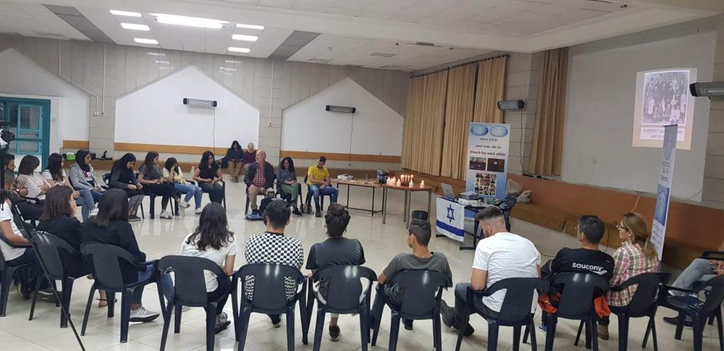 Los participantes en el evento recordatorio de la Shoa. Fueron encendidas velas en memoria de los seis millones de judíos asesinados.