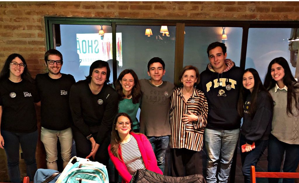 Embajadores del Proyecto Shoa, con la sobreviviente Giza Alterwajn de Goldfarb en Montevideo