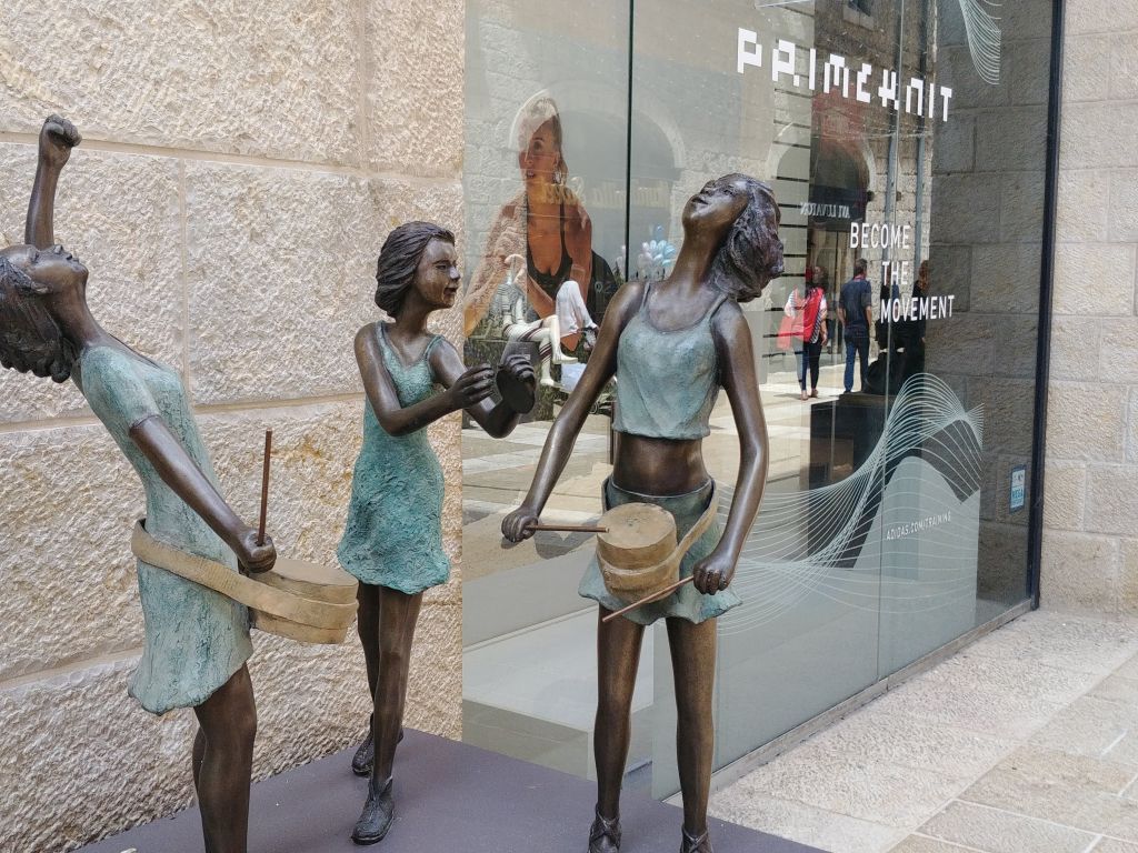 Esculturas origiinales a lo largo de todo Mamilla Esculturas origiinales a lo largo de todo Mamilla