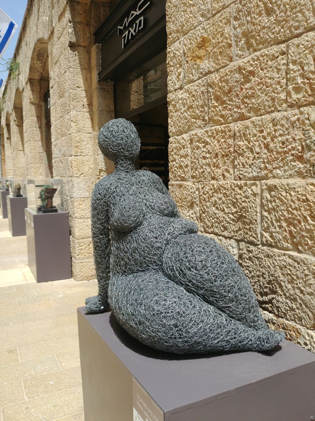 Una escultura sin rostro pero expresiva Una escultura sin rostro pero expresiva