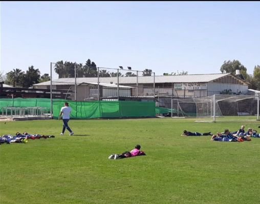 Niños se tiran al piso cuando oyen la alarma durante un partido de fútbol en Rejovot