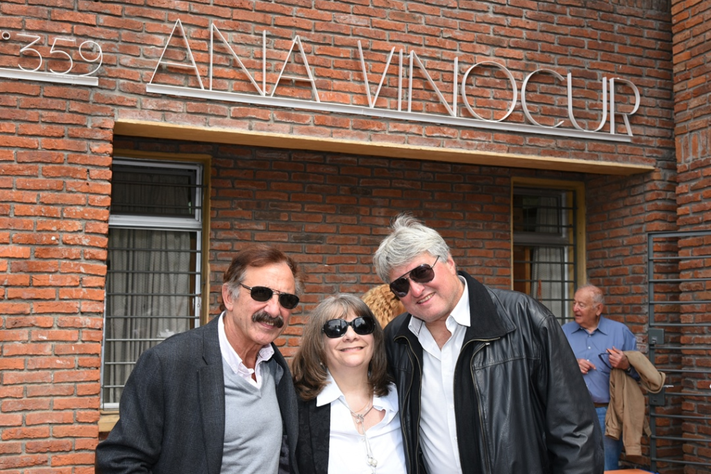 A la entrada de la escuela Ana Vinocur, Rafael Hodara, Rita Vinocur y Sergio Gorzy