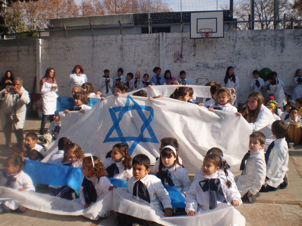Celebración del Día de la independencia de Israel Iom Haatzmaut, en la escuela Estado de Israel de la calle Carabelas