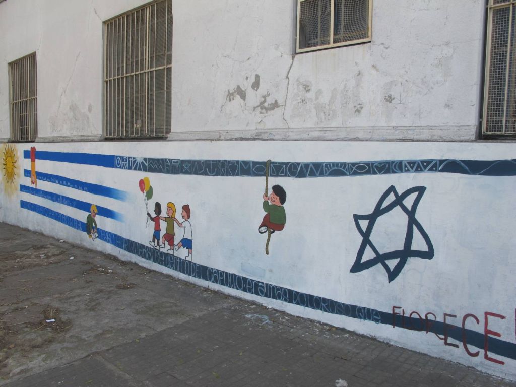 La pared a la entrada de la escuela N° 68 Estado de Israel,símbolos de amistad