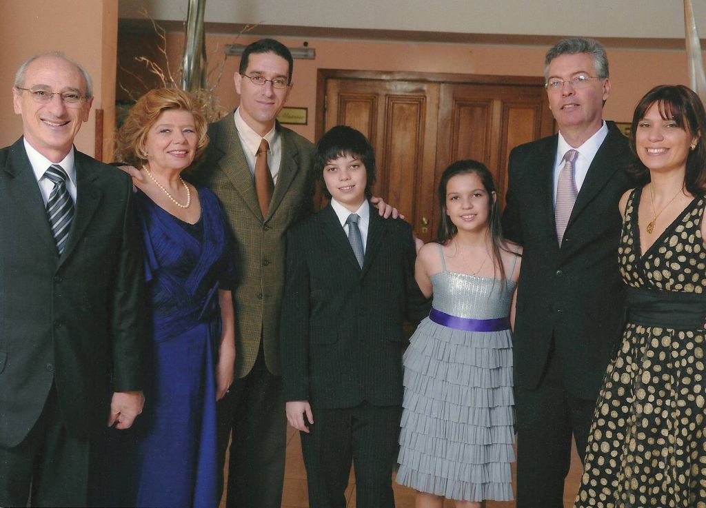 Dani, en un evento familiar en Uruguay, con sus tíos Gerardo y Raquel Swedzki y sus primos