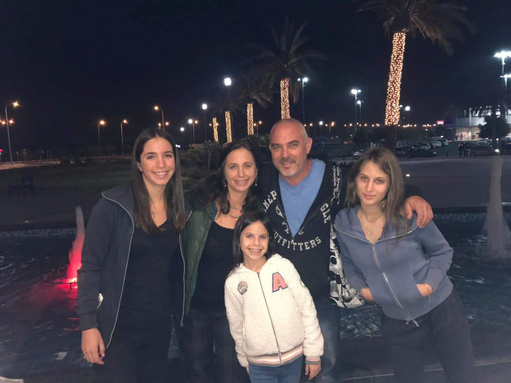Cintia y Claudio Levin con sus tres hijas