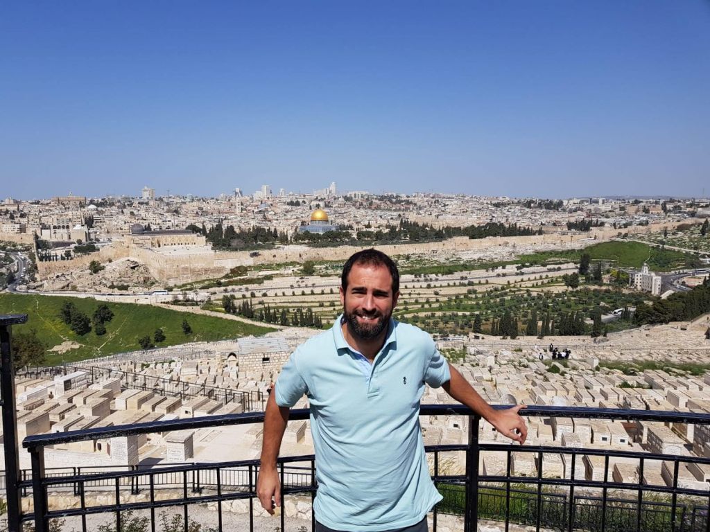 El periodista uruguayo Juan Miguel Carzolio en Jerusalem. De fondo, parte de la Ciudad Vieja.