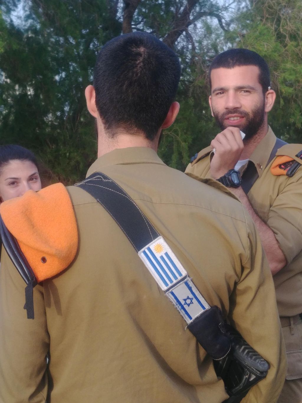 Las banderas de Uruguay e Israel en el arma de Fabián