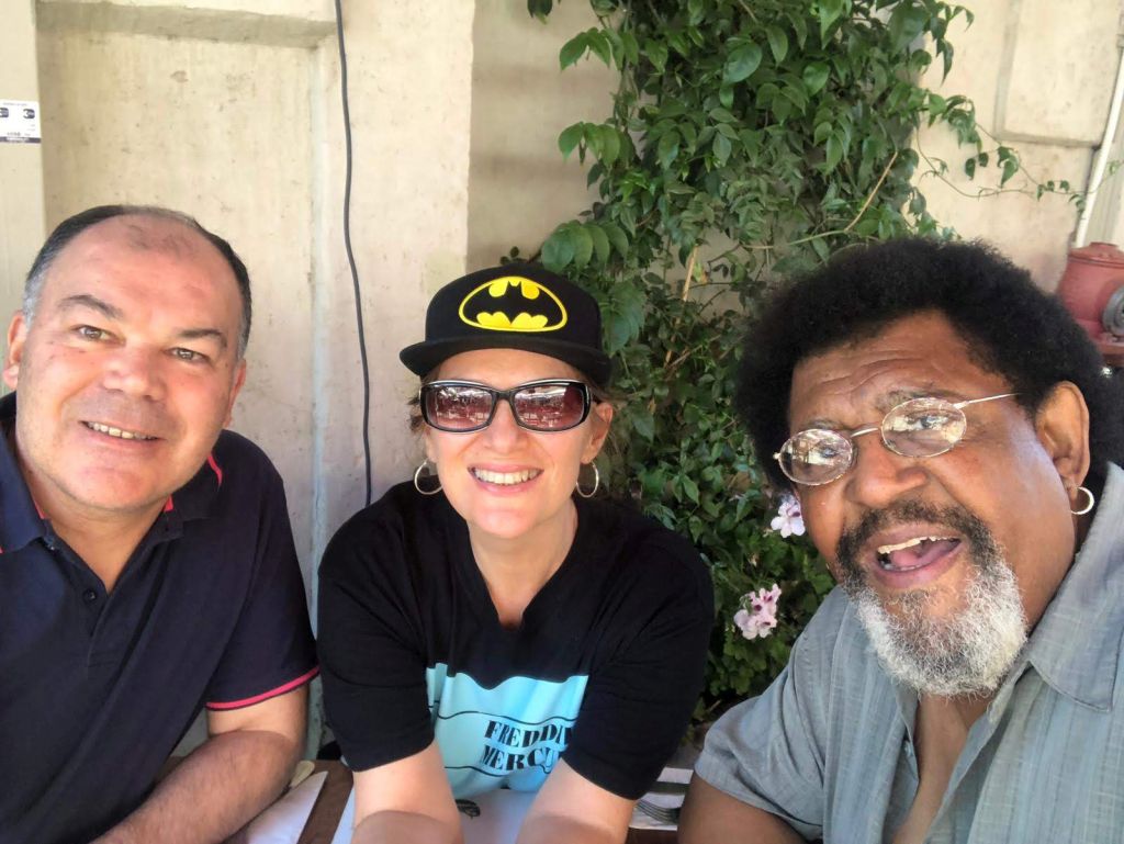 Ruben Rada y su esposa Patricia Jodara almorzando en Yafo, Tel Aviv, con Oscar Destouet
