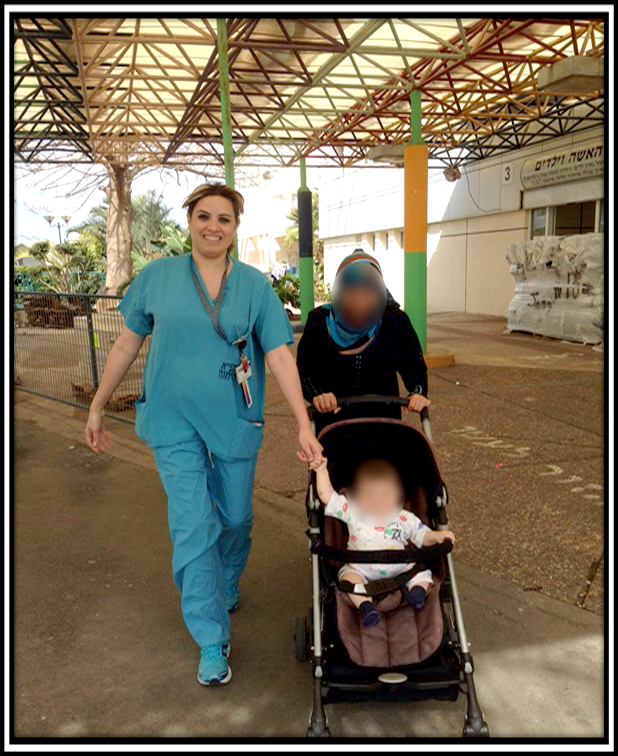 Smadar Ocampo con su amiga siria en el hospital