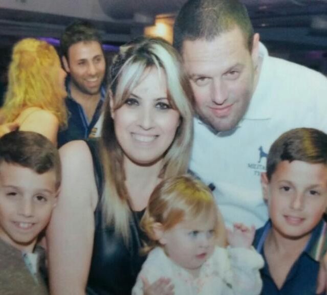 Smadar y Adrián Ocampo con sus tres hijos Smadar y Adrián Ocampo con sus tres hijos