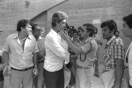 Amos Baranes saliendo de prisión en 1983 (Foto: Harnik Nati, archivo GPO) Amos Baranes saliendo de prisión en 1983 (Foto: Harnik Nati, archivo GPO)