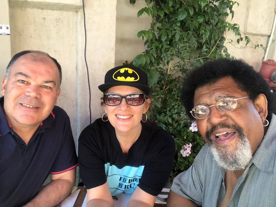 Ruben Rada y su esposa Patricia Jodara, con un amigo, Oscar Destouet, en Yafo, Tel Aviv