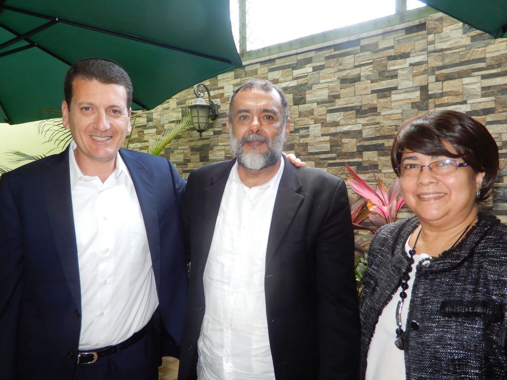 Samuel Abarca, presidente de la comunidad "Beit Israel" y su esposa Claudia (ahora Lea), junto con el Rabino Israel Diament (a la izquierda), de OTS Amiel Bakehila