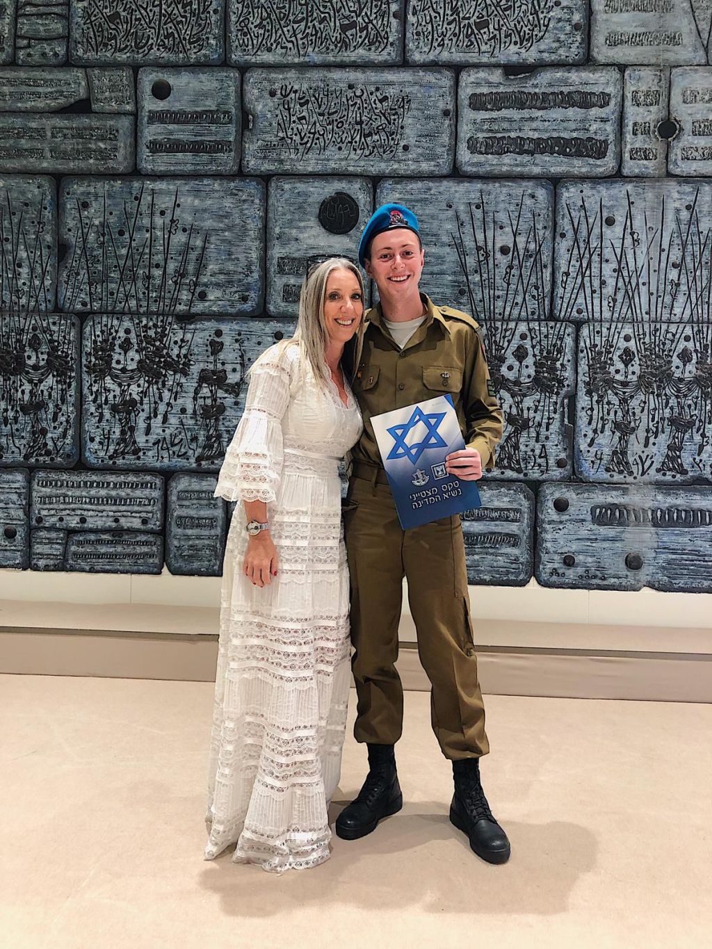 David y su mamá en Beit Hanasí. Ella vino de sorpresa al acto en el cual recibió la distinción en la casa presidencial como soldado sobresaliente.
