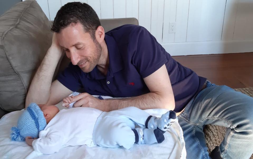 El diputado laborista Itzik Shmuli con el bebé que trajo al mundo con su pareja, por vientre alquilado.