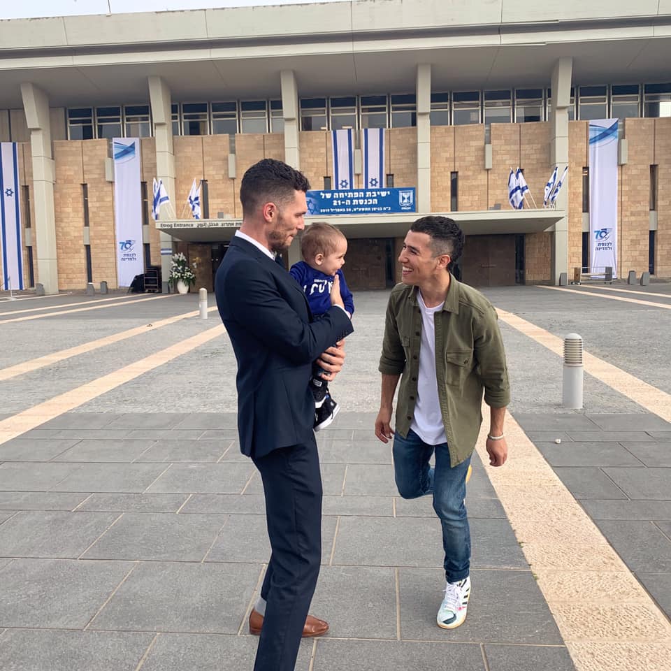 El ex modelo y nuevo diputado Idan Roll (izquierda), el día de apertura de la nueva Kneset, junto a su pareja, el cantante Harel Skaat y el hijo de ambos (que nació por vientre alquilado, en el exterior) Foto: Facebook. El ex modelo y nuevo diputado Idan Roll (izquierda), el día de apertura de la nueva Kneset, junto a su pareja, el cantante Harel Skaat y el hijo de ambos (que nació por vientre alquilado, en el exterior) Foto: Facebook.