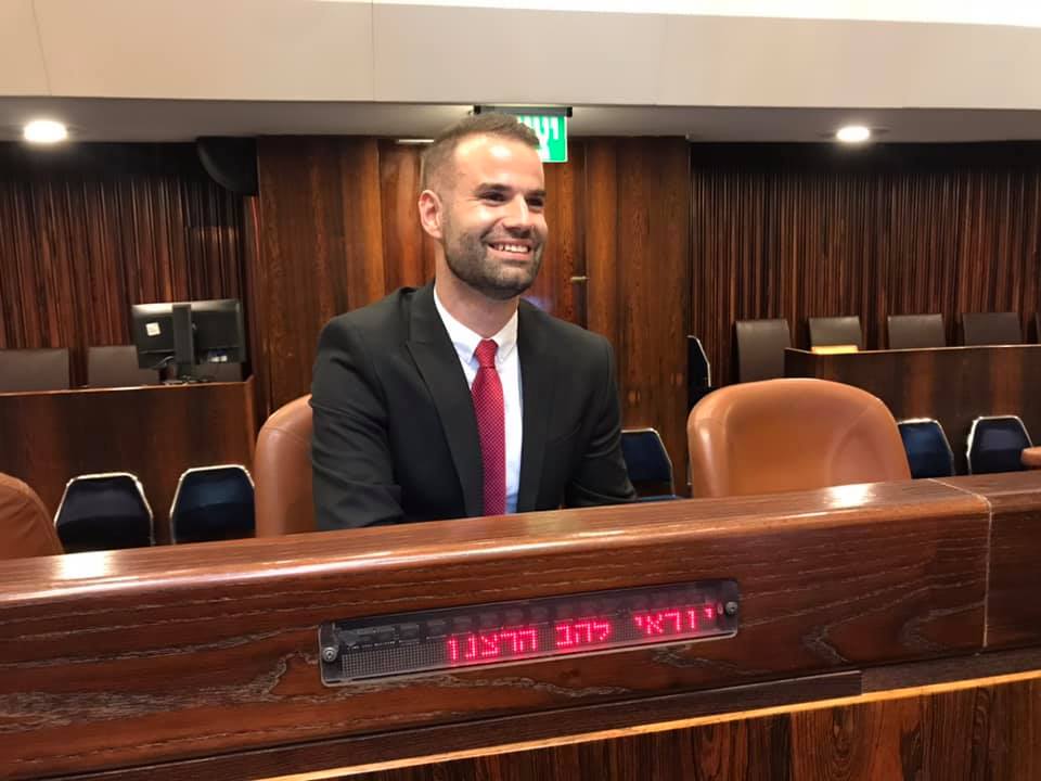 El flamante dipuado Yorai Lahav Hertzanu, en su asiento en la Kneset.(Foto: Facebook). El flamante dipuado Yorai Lahav Hertzanu, en su asiento en la Kneset.(Foto: Facebook).