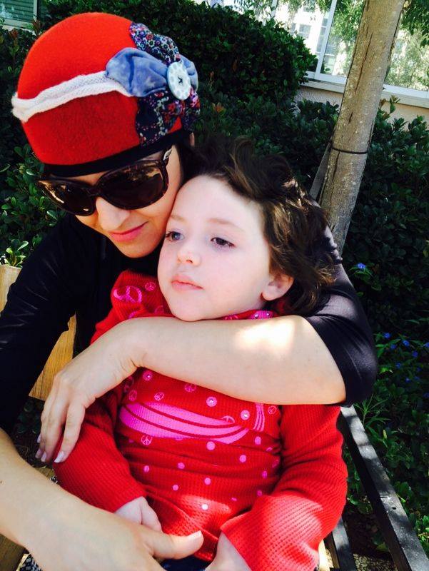 Adva Biton con su hija Adele, que ya no fue la misma después del atentado terrorista Adva Biton con su hija Adele, que ya no fue la misma después del atentado terrorista