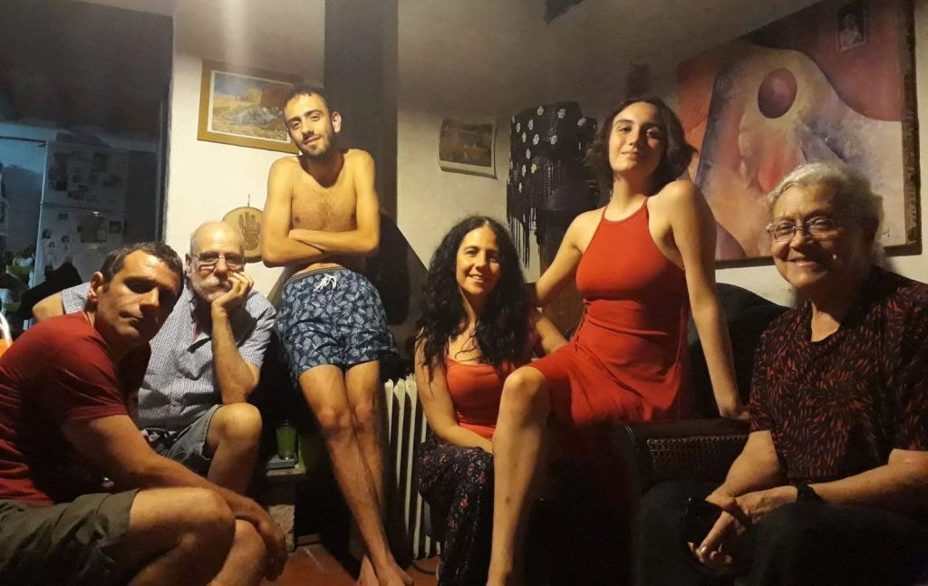 En familia. Charna con sus tres hijos, su ex esposo padre de los tres y sus nietos mayores, hijos de su hija. En familia. Charna con sus tres hijos, su ex esposo padre de los tres y sus nietos mayores, hijos de su hija.