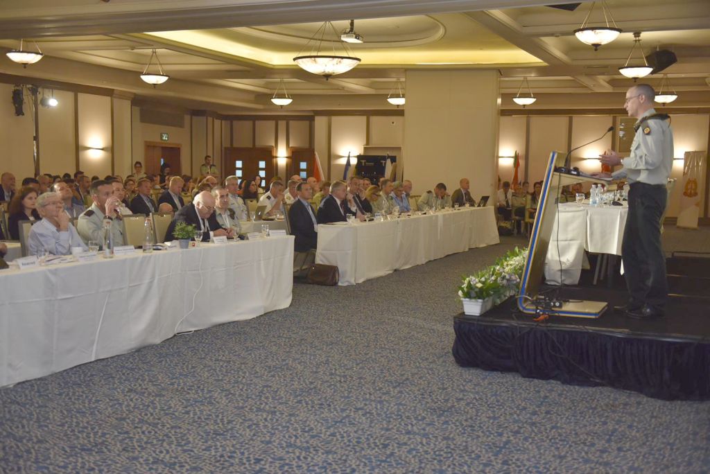 El Brig. Gral. Sharon Afek dirigiéndose a los participantes El Brig. Gral. Sharon Afek dirigiéndose a los participantes