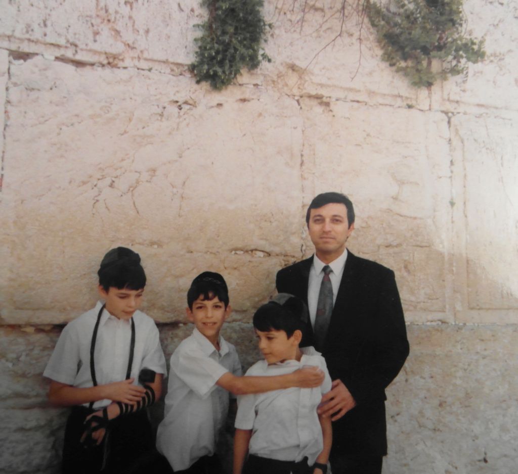 Con algunos de sus hijos, en el Muro de los Lamentos. Antes de ser haredi.