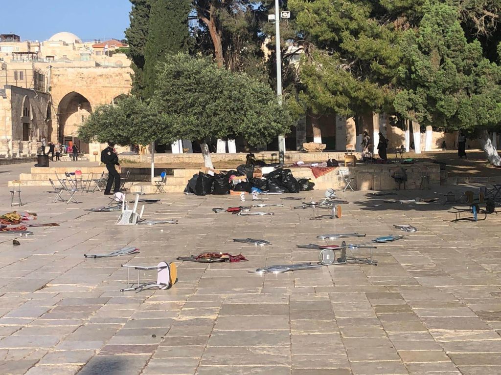 Así quedó la explanada del Monte del Templo con los objetos lanzados por los musulmanes Así quedó la explanada del Monte del Templo con los objetos lanzados por los musulmanes
