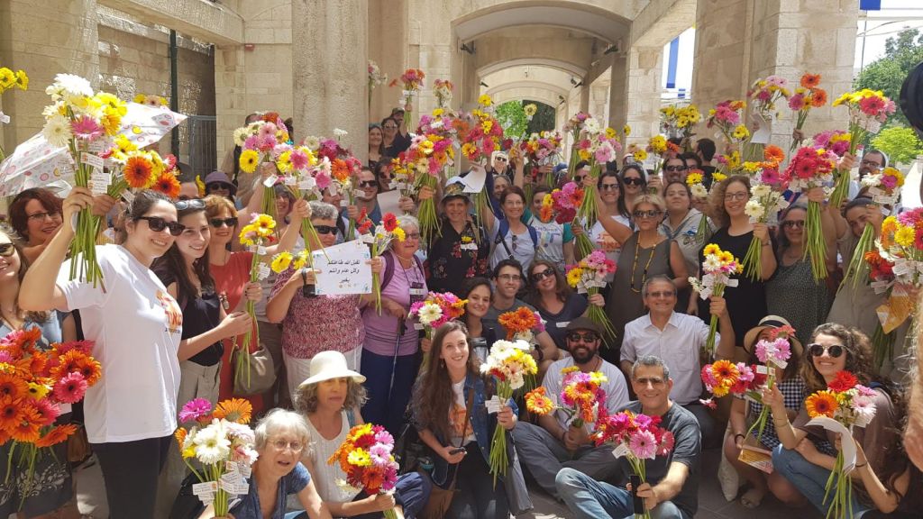 Miembros de Tag Meir antes de partir hacia la Ciudad Vieja de Jerusalem a entregar flores en señal de paz