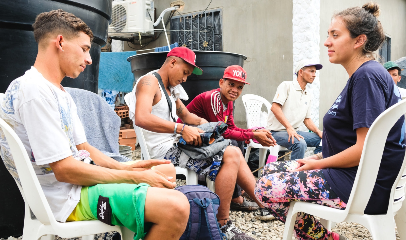 Conversando con jóvenes venezolanos en la frontera con Colombia. Foto: Eitan Schwartz