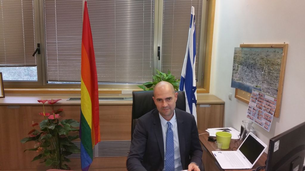 Amir Ohana en su despacho de diputado, con sus dos banderas