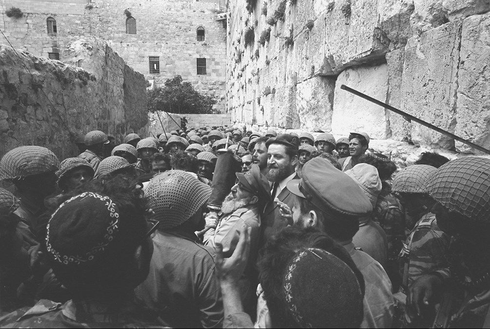 Los paracaidistas junto al Muro de los Lamentos. En el medio, el Rabino General Shlomo Goren, con los rollos de la Tora. (Foto: Archivo del Ministerio de Defensa de Israel)