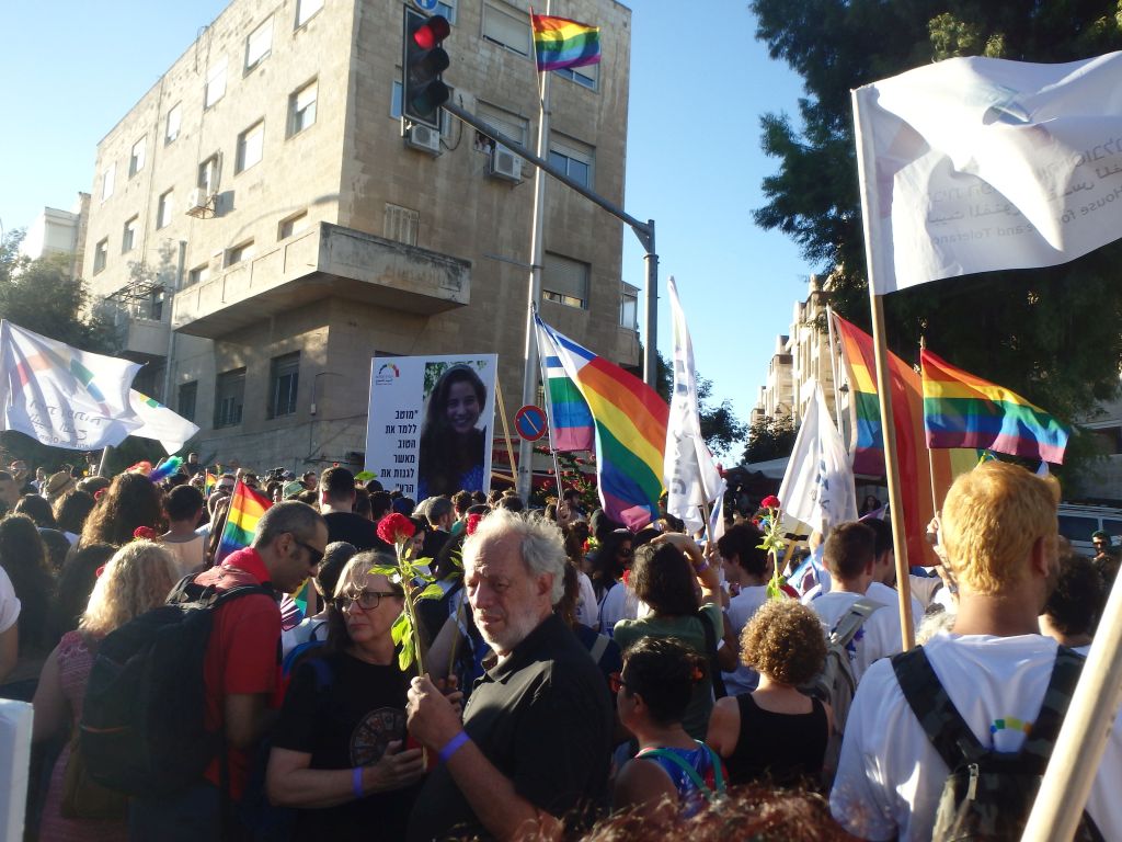 En la marcha gay en Jerusalem hace unos años, los participantes se detienen en la esquina en la que fue asesinada en el 2015 Shira Banki, donde se había colocado su foto en su memoria